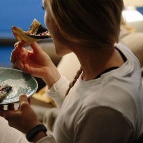 Ăn đêm có tốt không? Những điều bạn nên biết để bảo vệ sức khỏe của mình