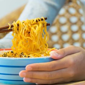 Ăn mì tôm có tốt không? Nên sử dụng mì tôm như thế nào?