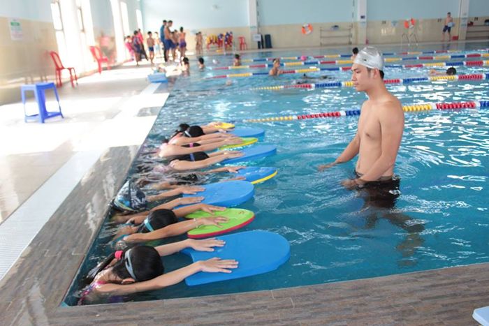 Bóng rổ Vs. Bơi lội: Nên cho trẻ học gì?