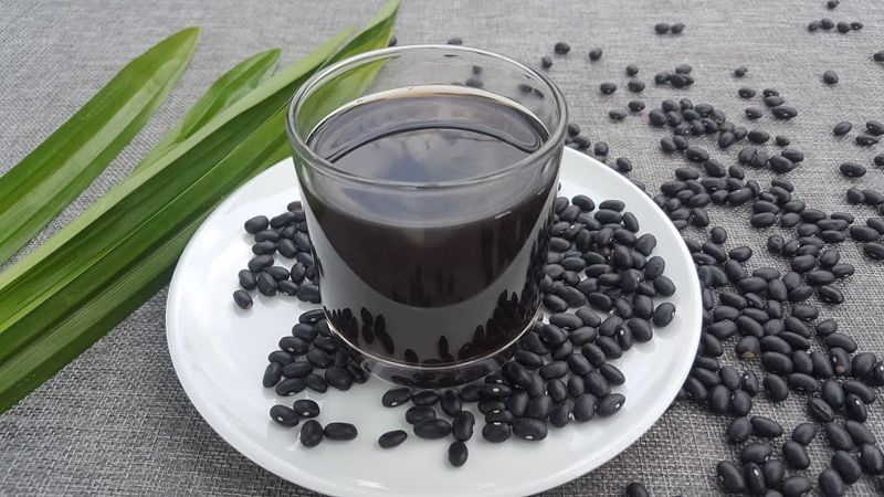 Uống nước đậu đen rang hàng ngày có tốt không? Lợi ích của nước đậu đen