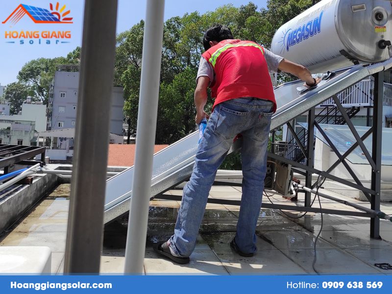Hoàng Giang Solar chuyên vệ sinh bình nước nóng năng lượng mặt trời TPHCM
