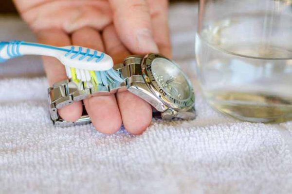 Cách đánh bóng đồng hồ tại nhà ai không phải ai cũng biết