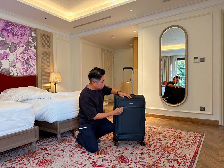 Vali 28 inch có mang được lên máy bay không? Những điều cần biết trước khi ký gửi